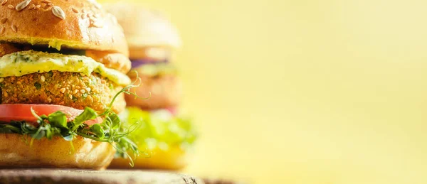 Burger Vegan Buatan Sendiri Dengan Roti Bebas Gluten Dan Potongan — Stok Foto