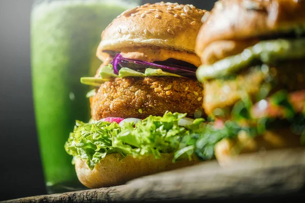 Veganer Hausgemachter Burger Mit Glutenfreiem Brötchen Und Schnitzel Auf Gemüsebasis Stockbild