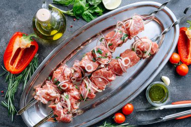 Barbekü için marine edilmiş et. Et şiş ve ızgaraya hazır.