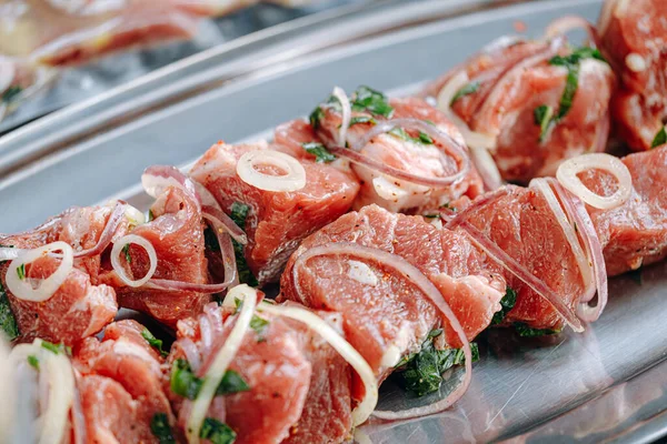 Barbekü için marine edilmiş et. Et şiş ve ızgaraya hazır.