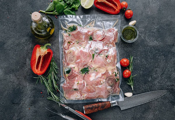 Barbekü için terbiye edilmiş et ve salamura edilmiş et.