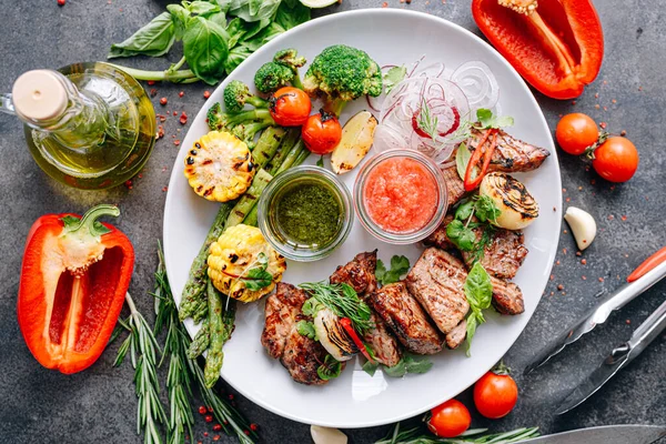 Shish Kebab Och Grönsaker Grillas Och Serveras Vit Tallrik — Stockfoto