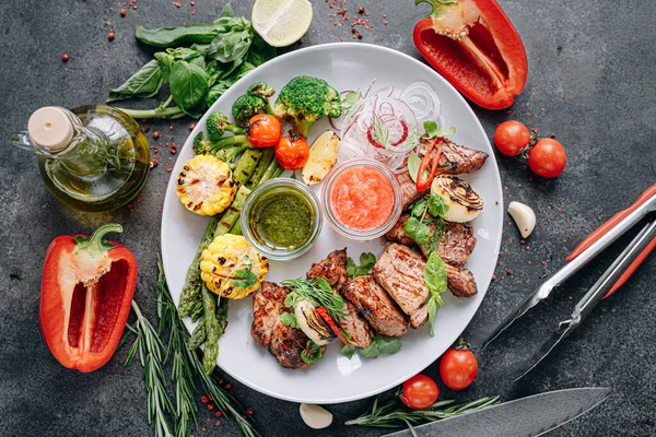 Shish Kebab Och Grönsaker Grillas Och Serveras Vit Tallrik — Stockfoto