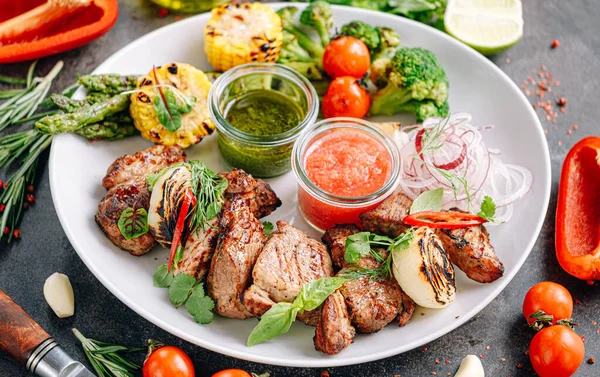 Shish Kebab Och Grönsaker Grillas Och Serveras Vit Tallrik — Stockfoto