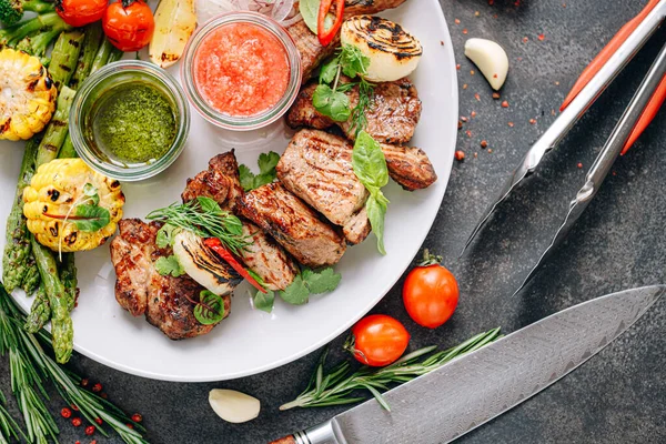 Shish Kebab Och Grönsaker Grillas Och Serveras Vit Tallrik — Stockfoto