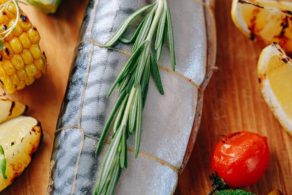 Mackerel Dibumbui Dengan Rempah Rempah Dan Jus Lemon Siap Dipanggang — Stok Foto