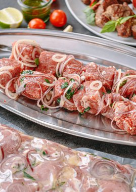 Şiş kebap ve sebze ızgara. 