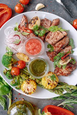 Şiş kebap ve sebze ızgara. 