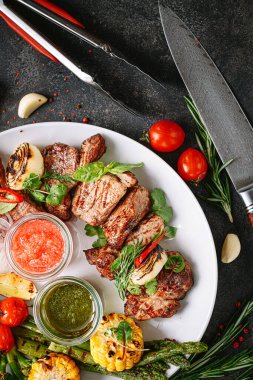 Şiş kebap ve sebze ızgara. 