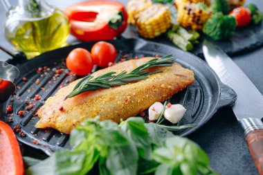 Baharatlı ve zeytinyağlı çiğ hindi filetosu, ızgaraya hazır.