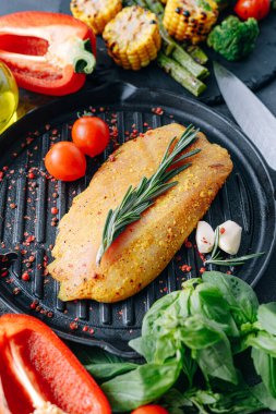 Baharatlı ve zeytinyağlı çiğ hindi filetosu, ızgaraya hazır.