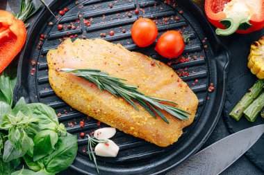 Baharatlı ve zeytinyağlı çiğ hindi filetosu, ızgaraya hazır.