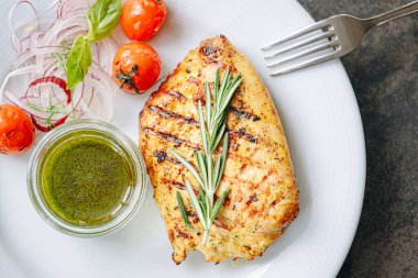 Soslu kızarmış hindi filetosu, ızgara sebze ve soğan turşusu.