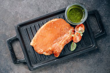 Baharatlı çiğ domuz eti, zeytinyağı ve fesleğen sosu.