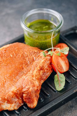 Baharatlı çiğ domuz eti, zeytinyağı ve fesleğen sosu.