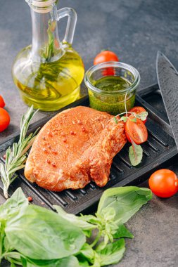 Baharatlı çiğ domuz eti, zeytinyağı ve fesleğen sosu.