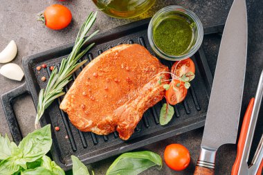 Baharatlı çiğ domuz eti, zeytinyağı ve fesleğen sosu.