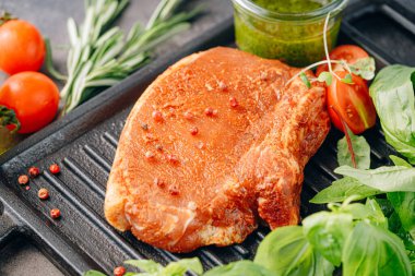 Baharatlı çiğ domuz eti, zeytinyağı ve fesleğen sosu.