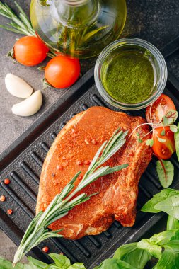 Baharatlı çiğ domuz eti, zeytinyağı ve fesleğen sosu.