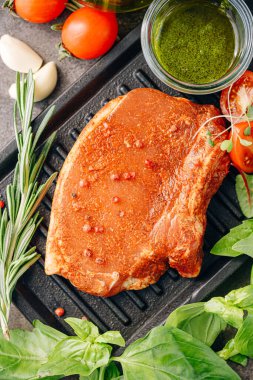 Baharatlı çiğ domuz eti, zeytinyağı ve fesleğen sosu.