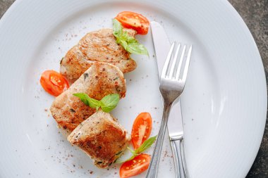 Tavuk Sous Vide ızgara sebzeyle pişirilir.