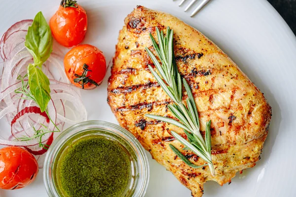 Stekt Kalkonfilé Med Sås Grillade Grönsaker Och Inlagd Lök — Stockfoto