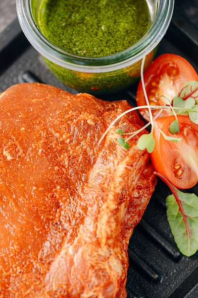 Baharatlı çiğ domuz eti, zeytinyağı ve fesleğen sosu.