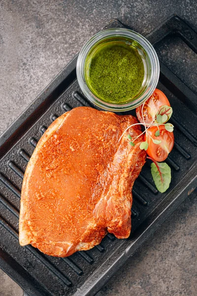 Baharatlı çiğ domuz eti, zeytinyağı ve fesleğen sosu.