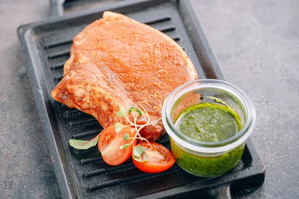 Baharatlı çiğ domuz eti, zeytinyağı ve fesleğen sosu.