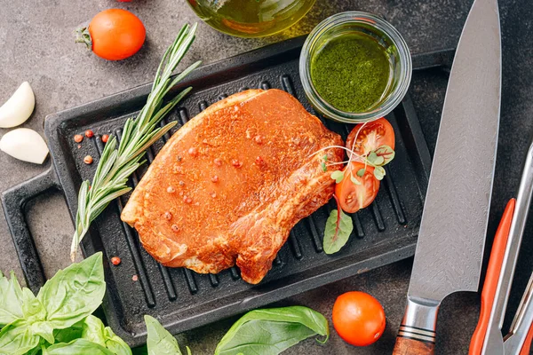 Baharatlı çiğ domuz eti, zeytinyağı ve fesleğen sosu.