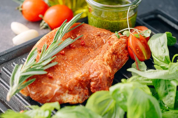 Baharatlı çiğ domuz eti, zeytinyağı ve fesleğen sosu.