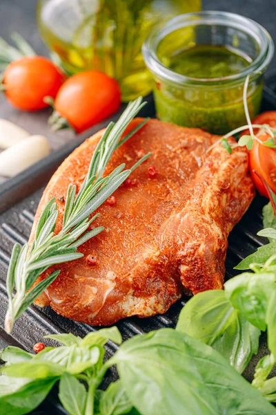 Baharatlı çiğ domuz eti, zeytinyağı ve fesleğen sosu.