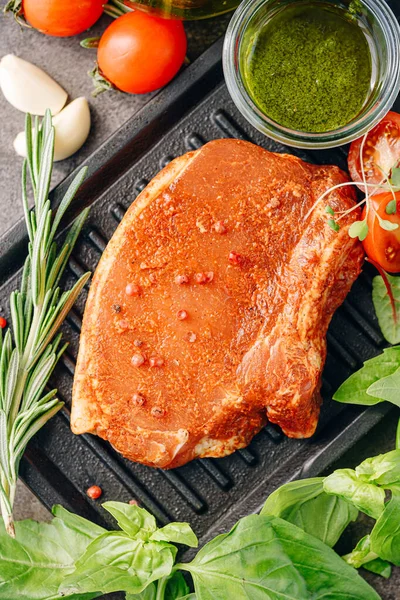 Baharatlı çiğ domuz eti, zeytinyağı ve fesleğen sosu.