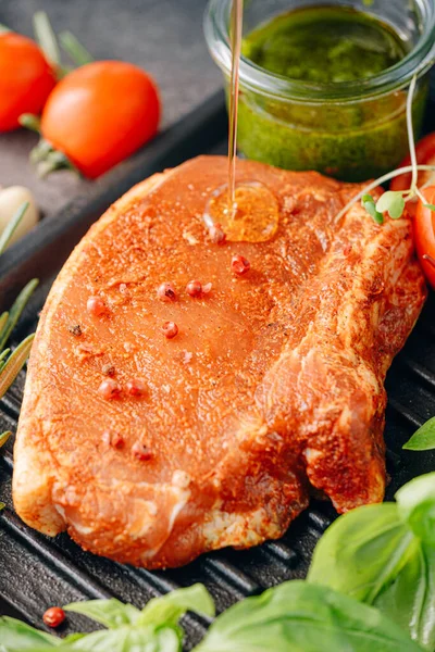 Daging Babi Mentah Steak Dalam Rempah Rempah Dan Minyak Zaitun — Stok Foto