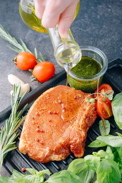 Baharatlı çiğ domuz eti, zeytinyağı ve fesleğen sosu.