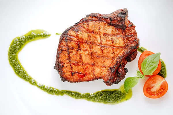 Baharatlı kızarmış domuz eti, zeytinyağı ve fesleğen sosu.