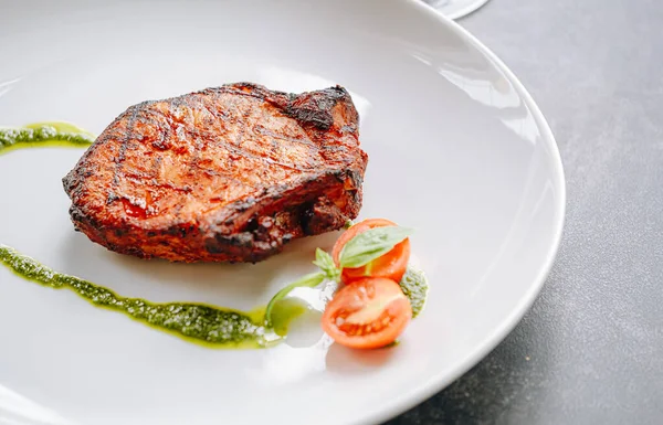 Baharatlı kızarmış domuz eti, zeytinyağı ve fesleğen sosu.