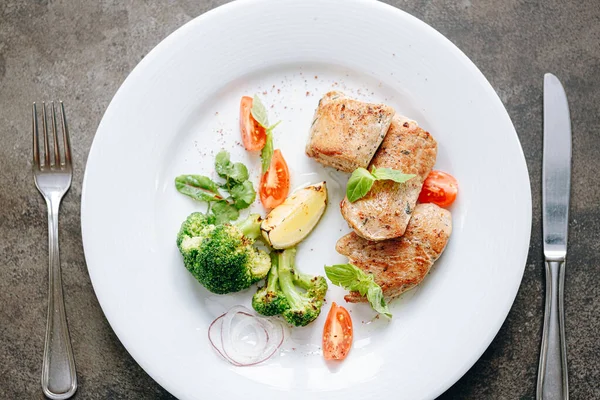 Tavuk Sous Vide ızgara sebzeyle pişirilir.