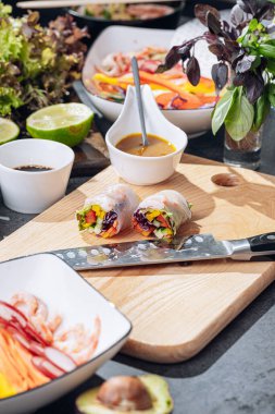 Taze sebze ve karidesli springrolls. sağlıklı bir tabak pirinç kağıdı ve taze organik sebze.