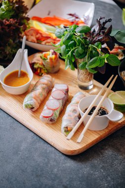 Taze sebze ve karidesli springrolls. sağlıklı bir tabak pirinç kağıdı ve taze organik sebze.