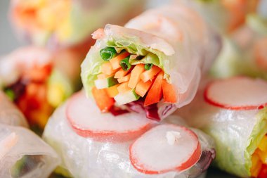 Taze sebze ve karidesli springrolls. sağlıklı bir tabak pirinç kağıdı ve taze organik sebze.