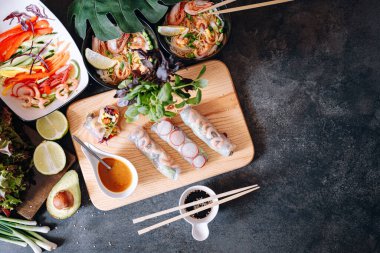 Taze sebze ve karidesli springrolls. sağlıklı bir tabak pirinç kağıdı ve taze organik sebze.