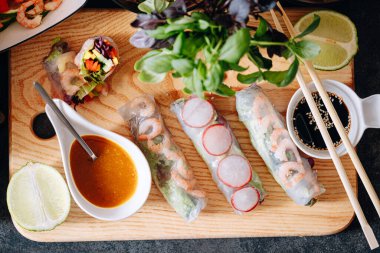 Taze sebze ve karidesli springrolls. sağlıklı bir tabak pirinç kağıdı ve taze organik sebze.