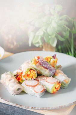 Taze sebze ve karidesli springrolls. sağlıklı bir tabak pirinç kağıdı ve taze organik sebze.