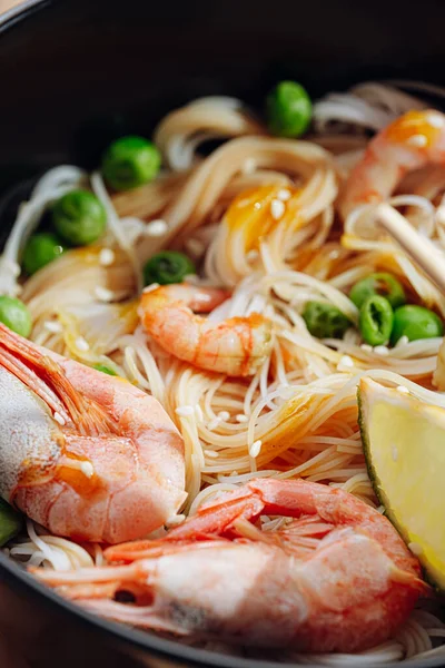 Makan Malam Romantis Untuk Berdua Masakan Asia Nasi Dengan Udang — Stok Foto