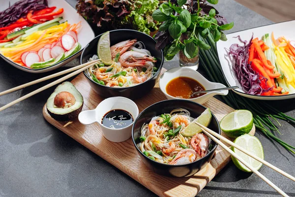 Romantisch Diner Voor Twee Aziatische Keuken Rijstnoedels Met Garnalen Zeevruchten — Stockfoto