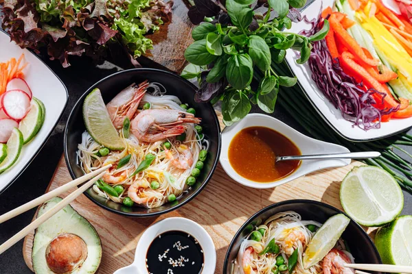 Romantisch Diner Voor Twee Aziatische Keuken Rijstnoedels Met Garnalen Zeevruchten — Stockfoto