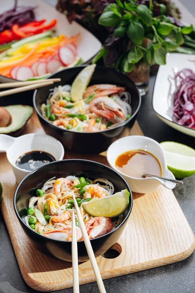 Romantisch Diner Voor Twee Aziatische Keuken Rijstnoedels Met Garnalen Zeevruchten — Stockfoto