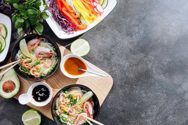 Romantisch Diner Voor Twee Aziatische Keuken Rijstnoedels Met Garnalen Zeevruchten — Stockfoto