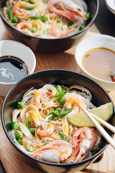 Romantická Večeře Pro Dva Asijská Kuchyně Rýžové Nudle Krevetami Mořskými — Stock fotografie